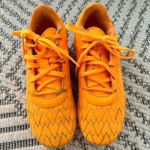 Under armour magnetico youth soccer cleats. Youth size 3.